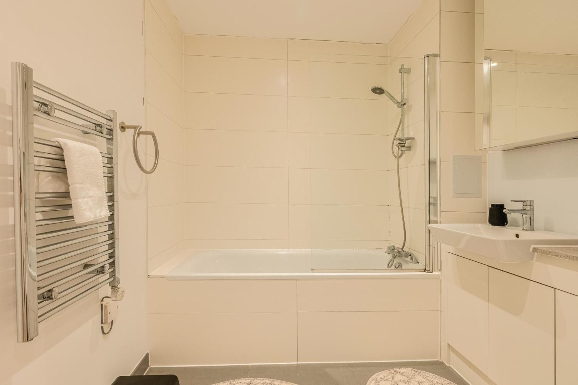 Appartamento Elegant 1br Apartment, 5 Min Limehouse Dlr Station Londra